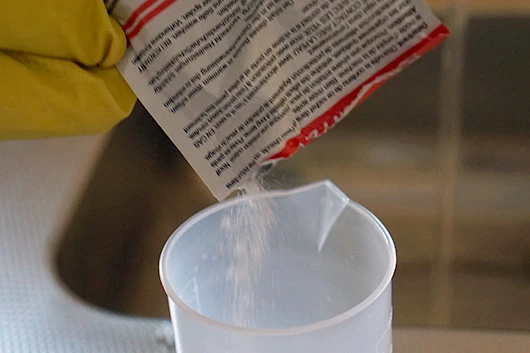 Das Entkalkungsmittel wird in die L'OR Promesso gegeben