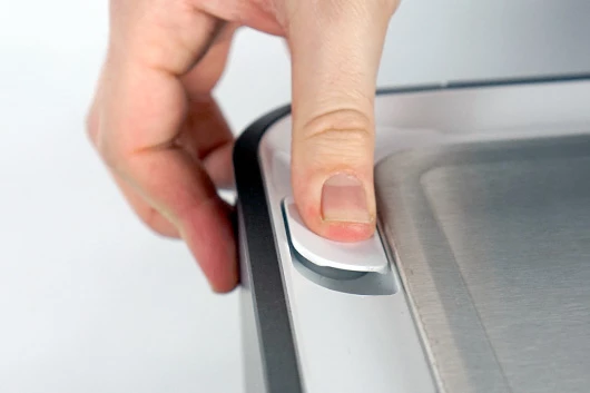 Die Kappe wird wieder auf die L'OR Promesso aufgesetzt.