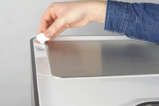 Die Entkalkungskappe der L'OR Promesso wird entfernt