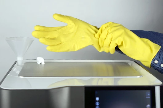 Die Vorsichtsmaßnahmen zum Entkalken der L'OR Promesso werden getroffen