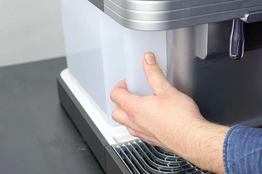 Das Wasser in der L'OR Promesso wird aufgefüllt.