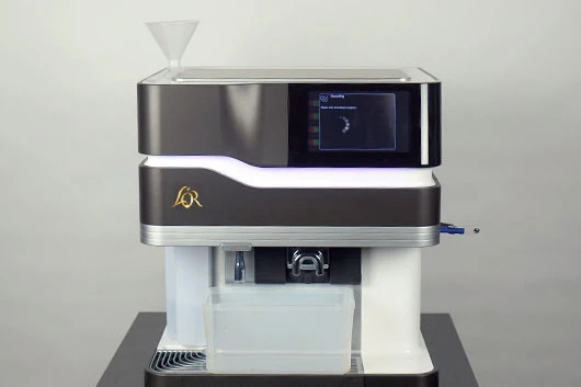 Die Auffangschale wird unter die L'OR Promesso platziert