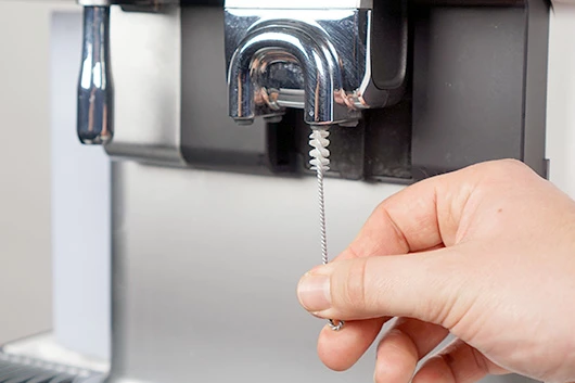 Die Ausgänge der L'OR Promesso werden gereinigt