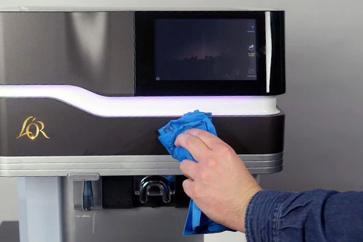 Die Außenseite der L'OR Promesso wird gereinigt