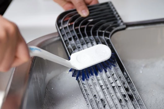 Die Tropfschale der L'OR Promesso wird gereinigt