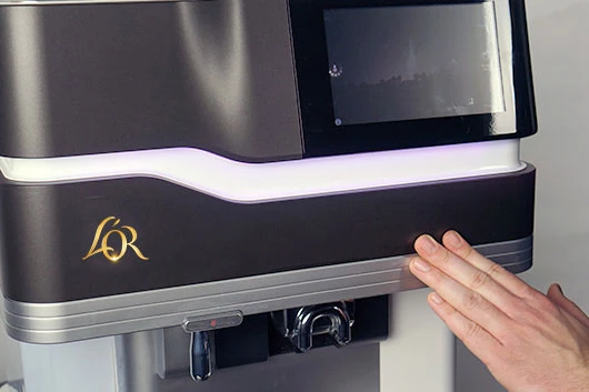 Die Kühlschranktür der L'OR Promesso wird geschlossen