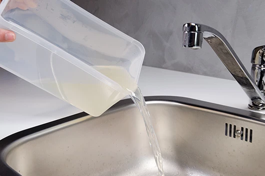 Die Auffangwanne der L'OR Promesso wird geleert