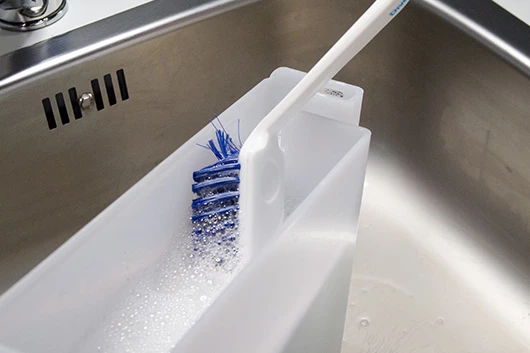 Der Wassertank der L'OR Promesso wird gereinigt